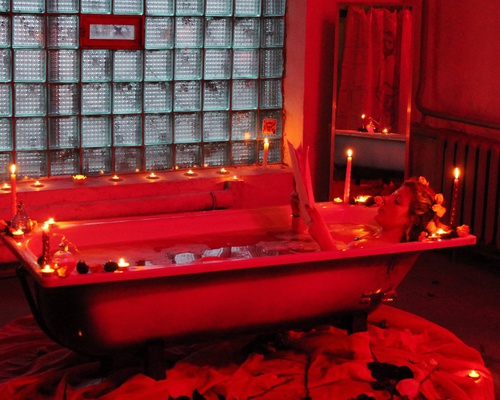 Romantic bath for a single lover (performance)